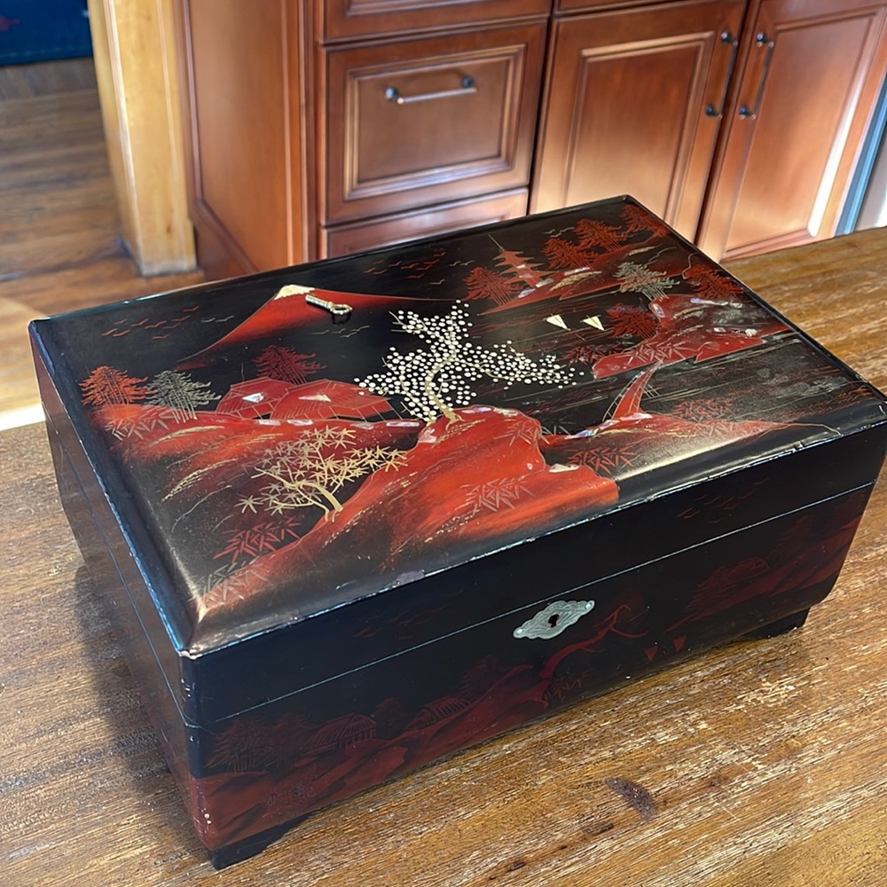 Black lacquer | made in Japan musical jewelry box with key